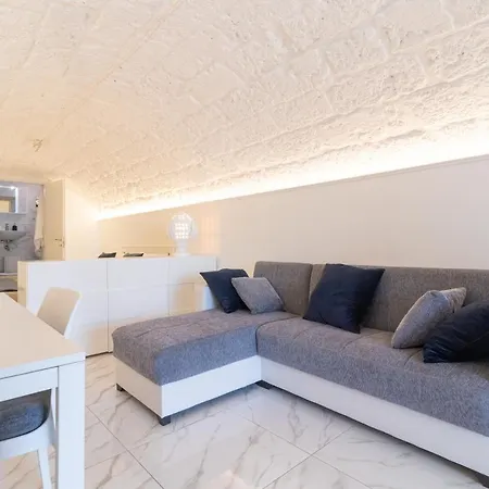 La Porta Sul Mare - Ancora * Mola di Bari